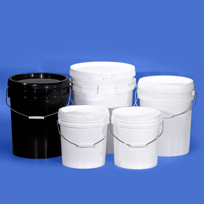 Un seau de peinture blanche en plastique de 5 gallons avec poignée de couvercle transparent