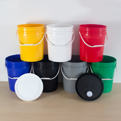 Un seau en plastique de 20 litres avec un bouchon de tuyau pour le stockage de matières premières industrielles et de poudres chimiques