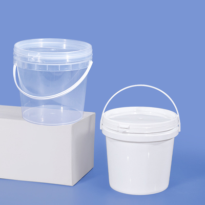 Un seau en plastique transparent de qualité alimentaire UMETASS 2L avec couvercle et poignée