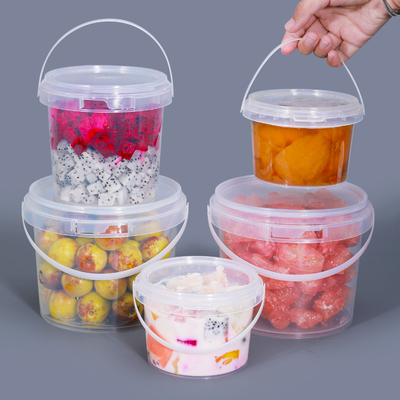 Un seau en plastique à manche à bas prix, recyclable, de forme carrée et circulaire