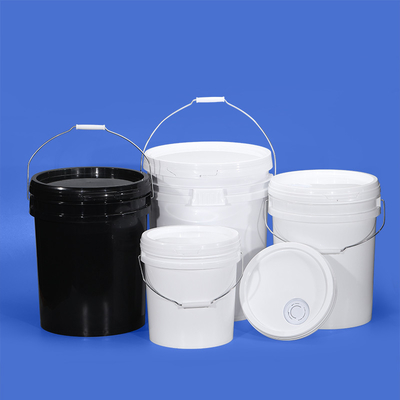 Un seau en plastique de 5 gallons avec un couvercle de tuyau d'huile