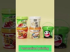 Un seau en plastique vide avec un couvercle pour le miel de lait